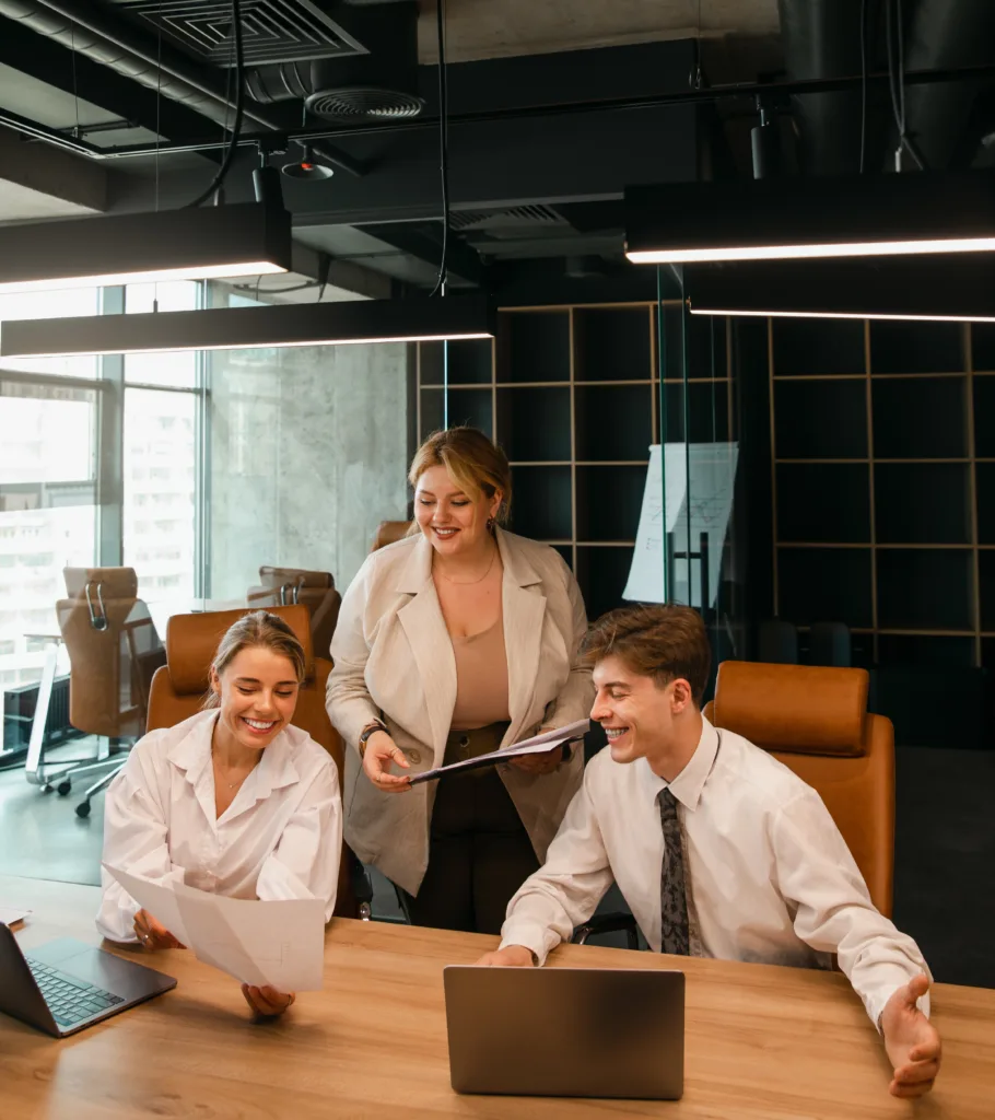 Tres estudiantes participando en clase de MBA en IAU Madrid, usando herramientas de IA generativa