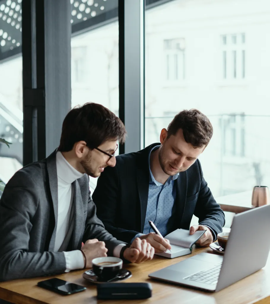 Estudiantes internacionales colaborando en un MBA en Madrid con opción de prácticas en Los Ángeles