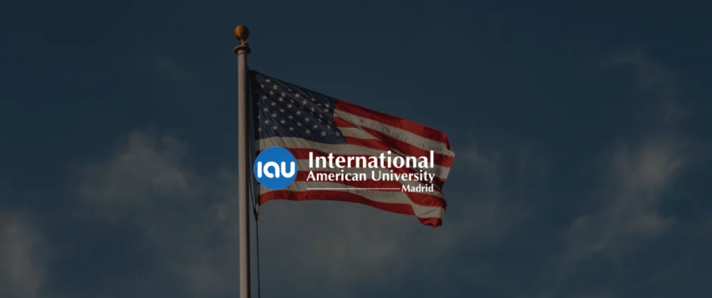 Logo de International American University – IAU Madrid con la bandera de Estados Unidos