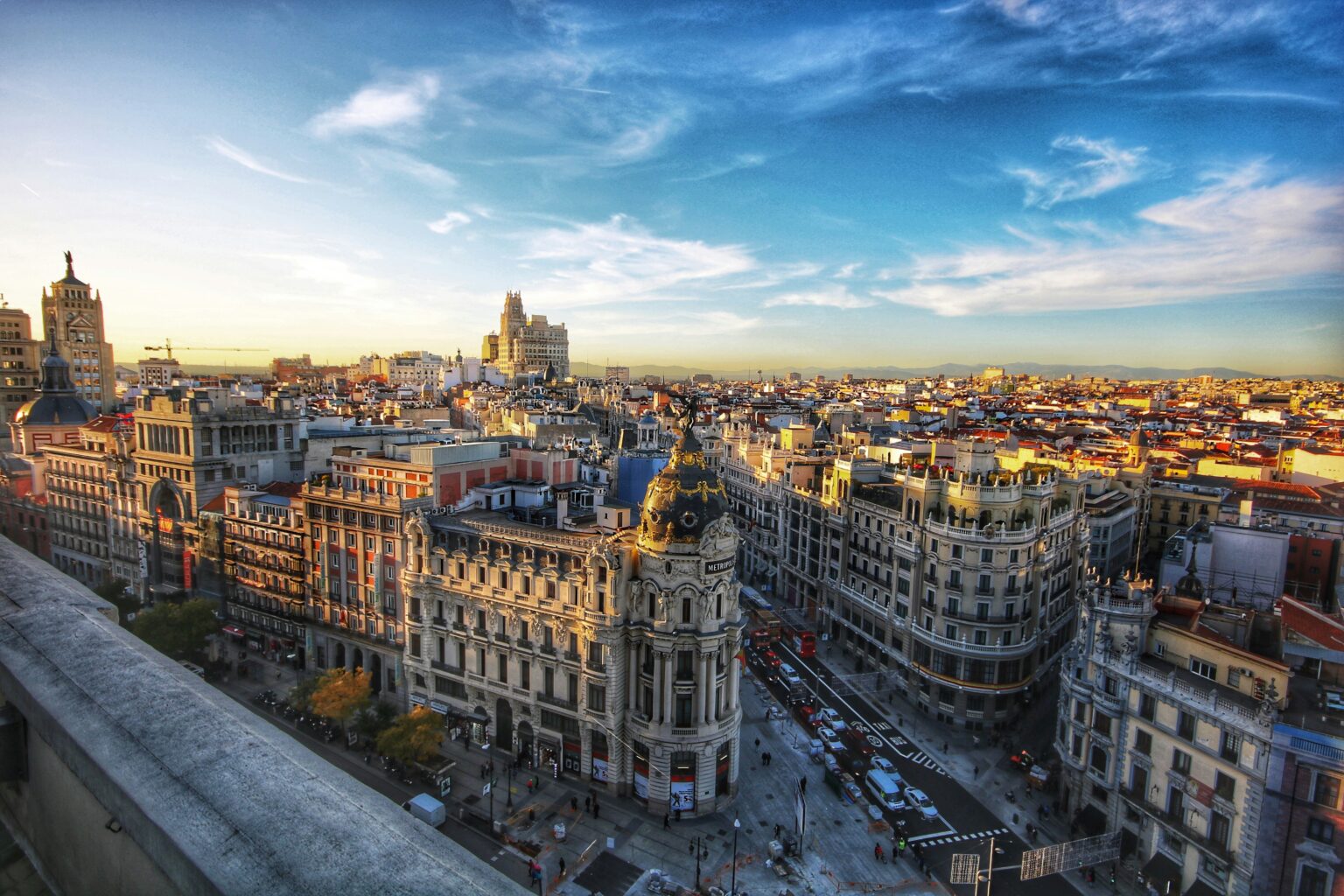Vista de los edificios del centro de Madrid, ciudad donde IAU Madrid ofrece su MBA internacional, combinando historia y modernidad.