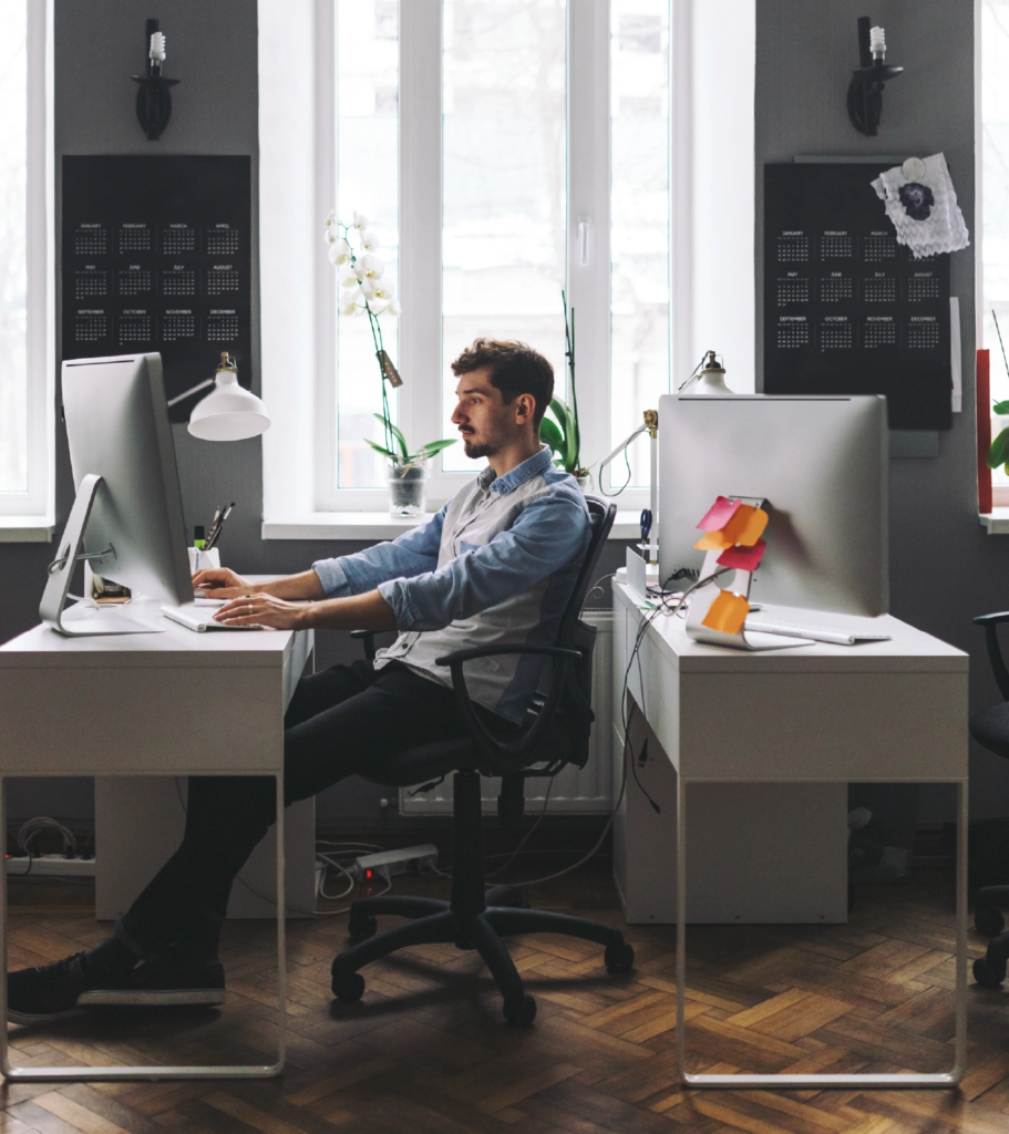 Hombre profesional trabajando en un computador, ilustrando la diferencia entre un MBA y un Máster.