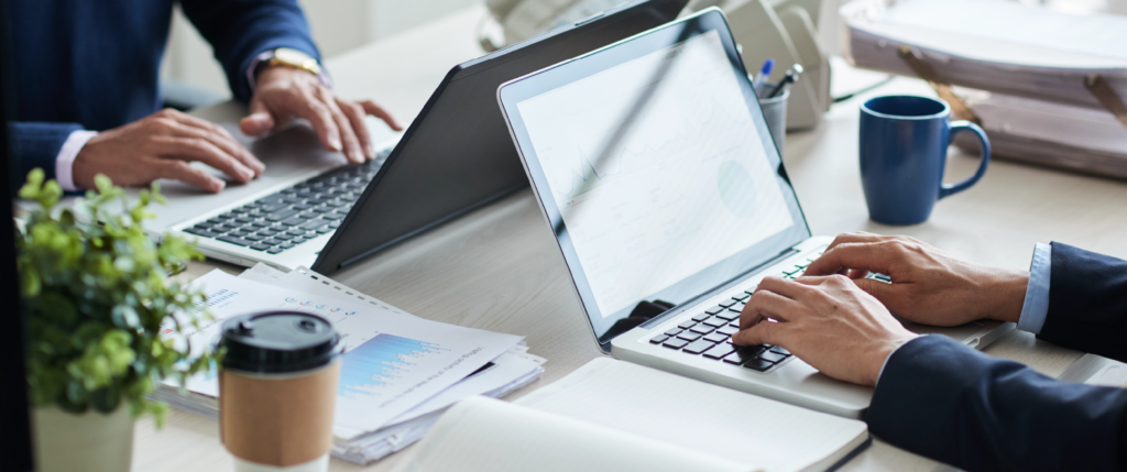 Hombre profesional trabajando en un computador, ilustrando la diferencia entre un MBA y un Máster.