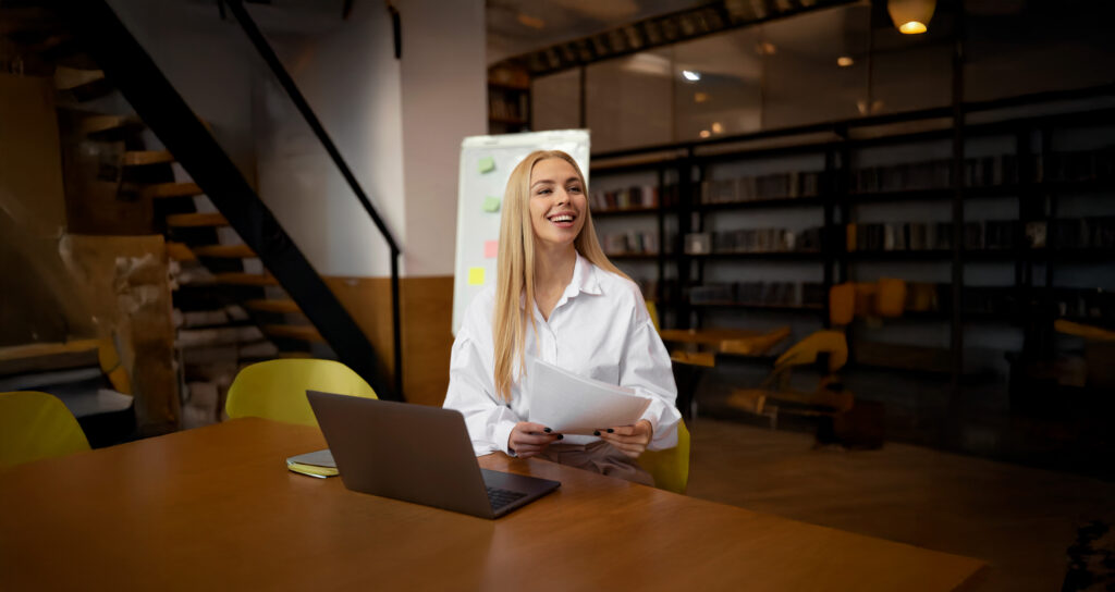 Estudiante sonriente en la universidad americana IAU Madrid