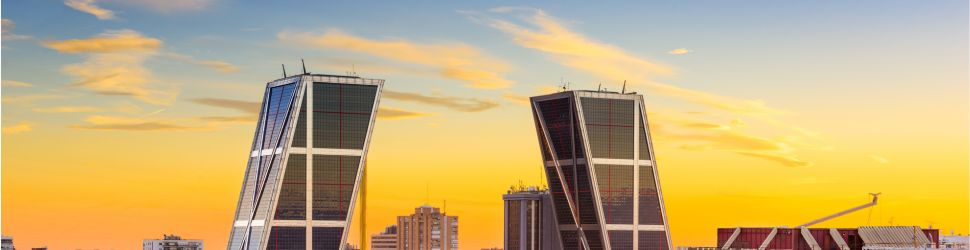 Torres inclinadas de Plaza Castilla en Madrid, símbolo de modernidad e innovación para estudiantes de máster en inglés.