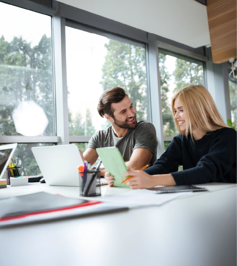 Estudiantes de MBA cerca del Bernabéu estudiando en el campus de IAU Madrid en Chamartín