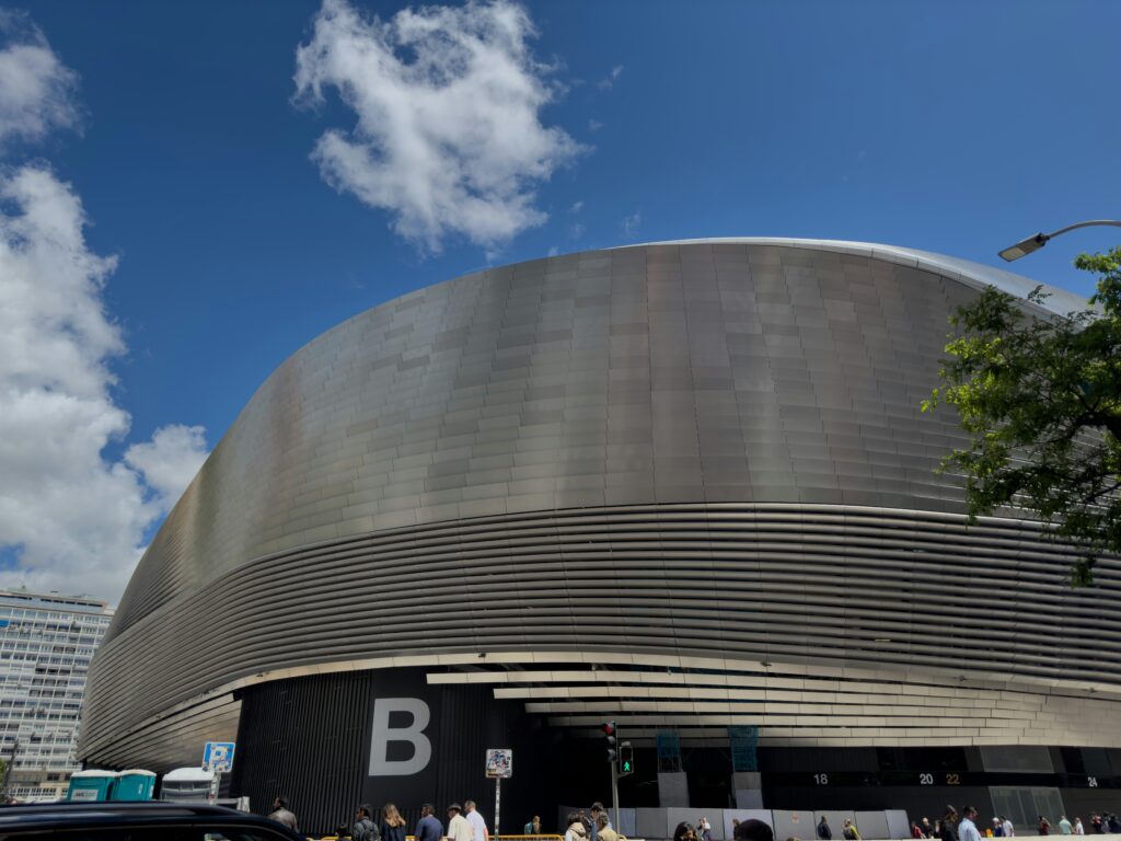 Estadio Santiago Bernabéu en Chamartín, cerca del campus de IAU Madrid