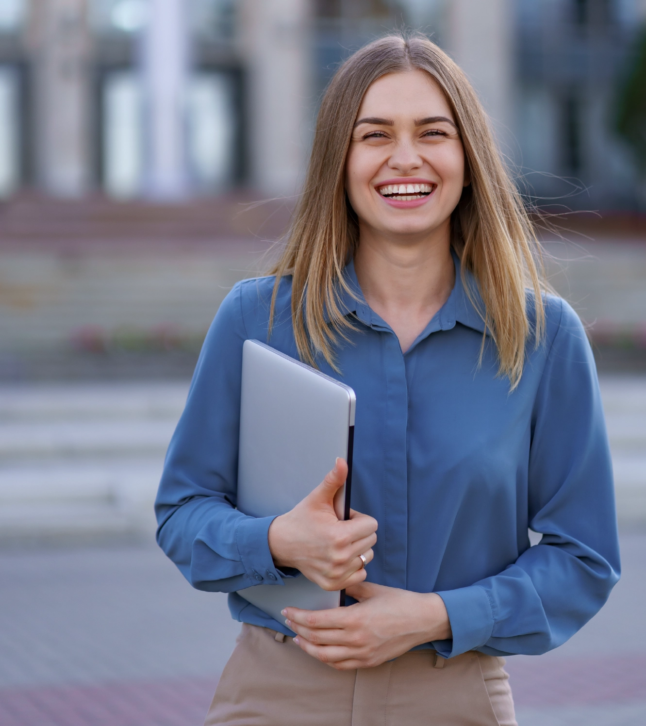 Estudiante internacional cursando un máster en inglés en Madrid en un entorno académico moderno.
