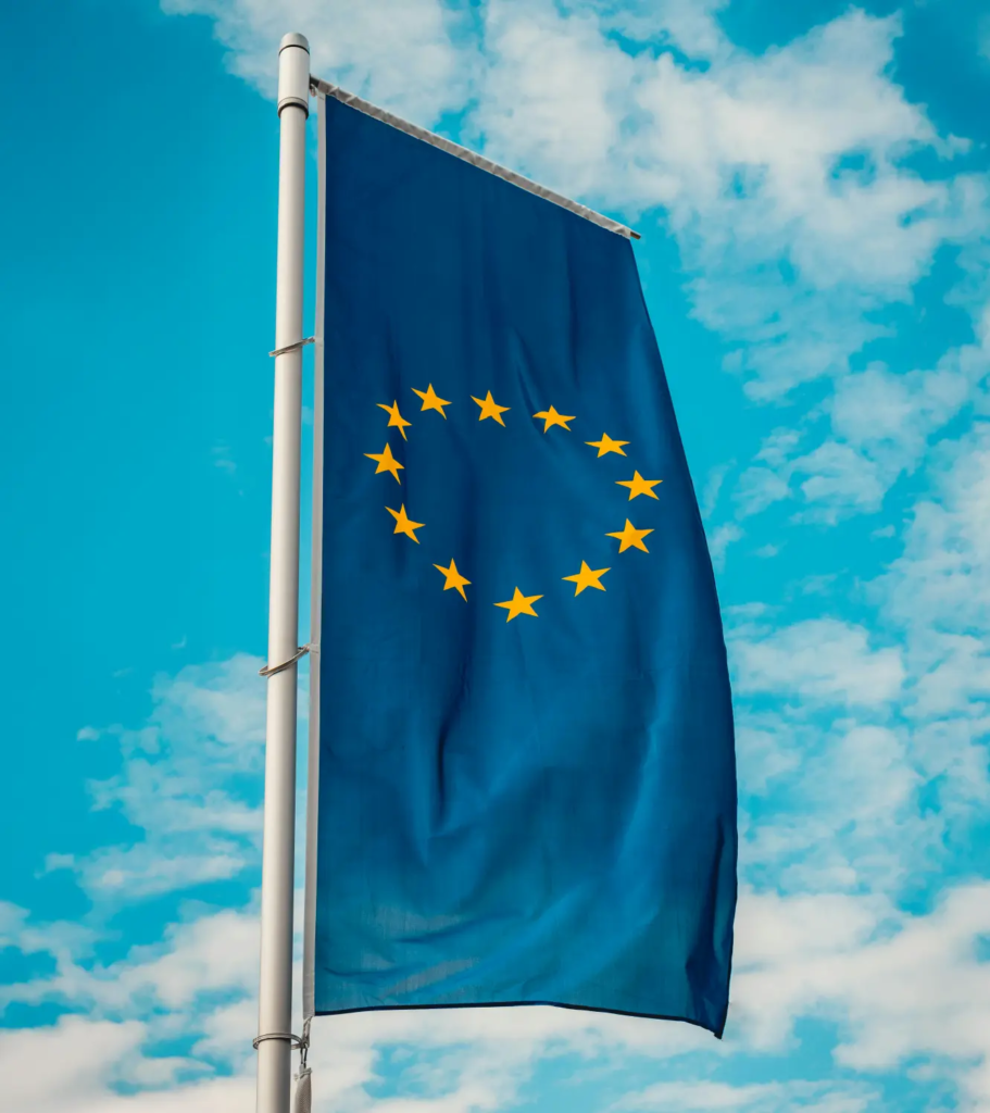 Bandera de la Unión Europea ondeando – MBA en Europa